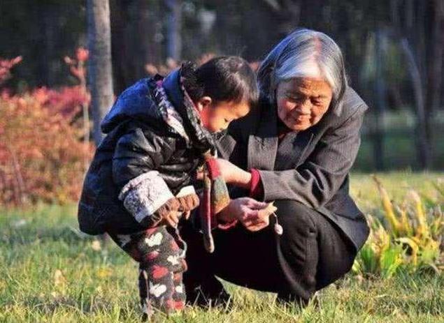 小可|4岁女儿独睡2米大床,却和妈妈说“很挤”,宝妈查看监控后大哭