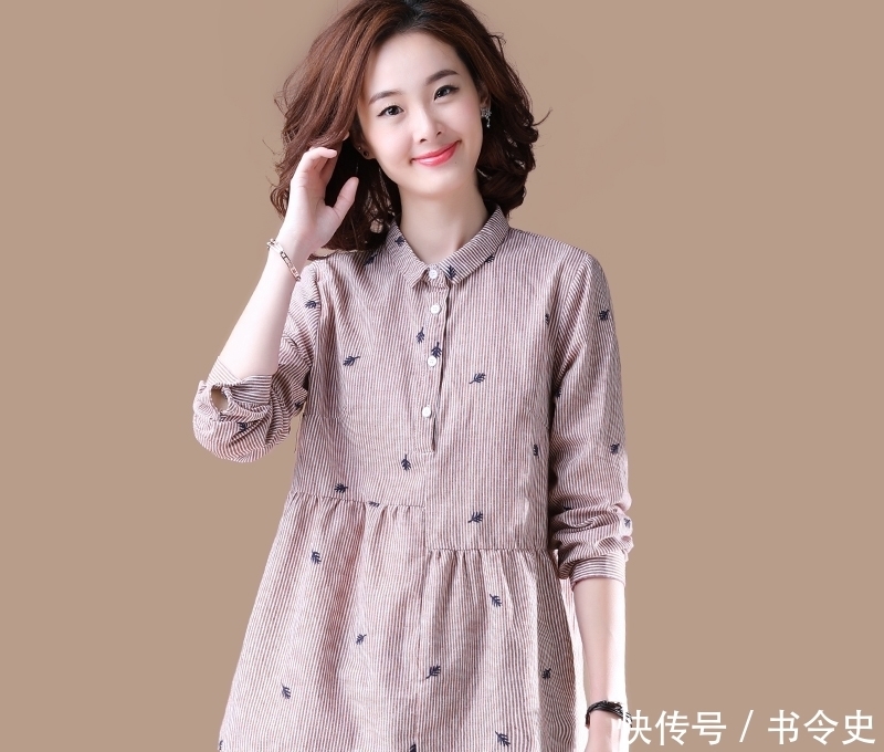 女人过了50岁,建议别输在打扮上,穿这“减龄衫”,优雅大方