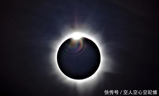 当火星的卫星下降的时候我们的月球为什么会渐渐远离？