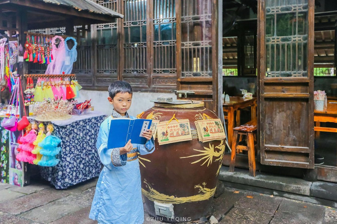 高达|中国最挣钱的仿古景区，门票高达300多元，游客却觉得很值