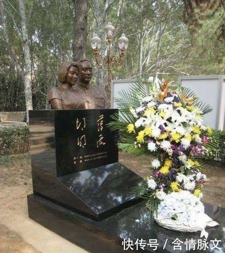 薄一波墓地,规制简单,鲜花不断,与妻子同日去世,雕像寓意美好