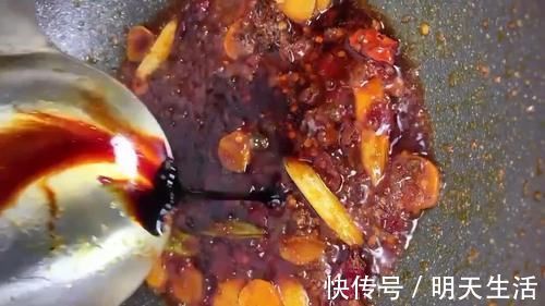 鲜美|家常版红烧鲤鱼，怎么调汤汁是重点，肉质鲜美酱香入味
