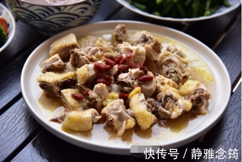 4菜1汤的周末晚餐，荤素搭配，其中一个是家人最爱吃的，赞不绝口