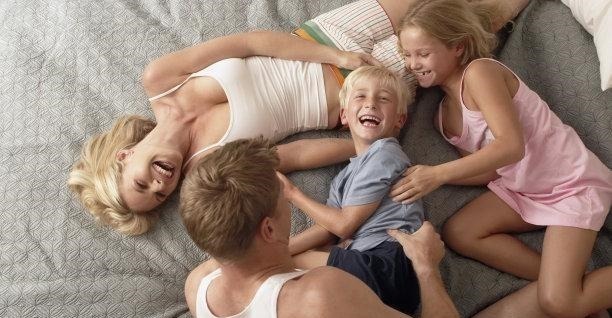 二胎|妈妈去买菜,5岁哥哥主动要照顾妹妹,回家后却发现哥哥嚎啕大哭