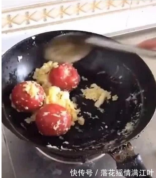 |搞笑GIF:厕所上完了妹纸你会怎么办?