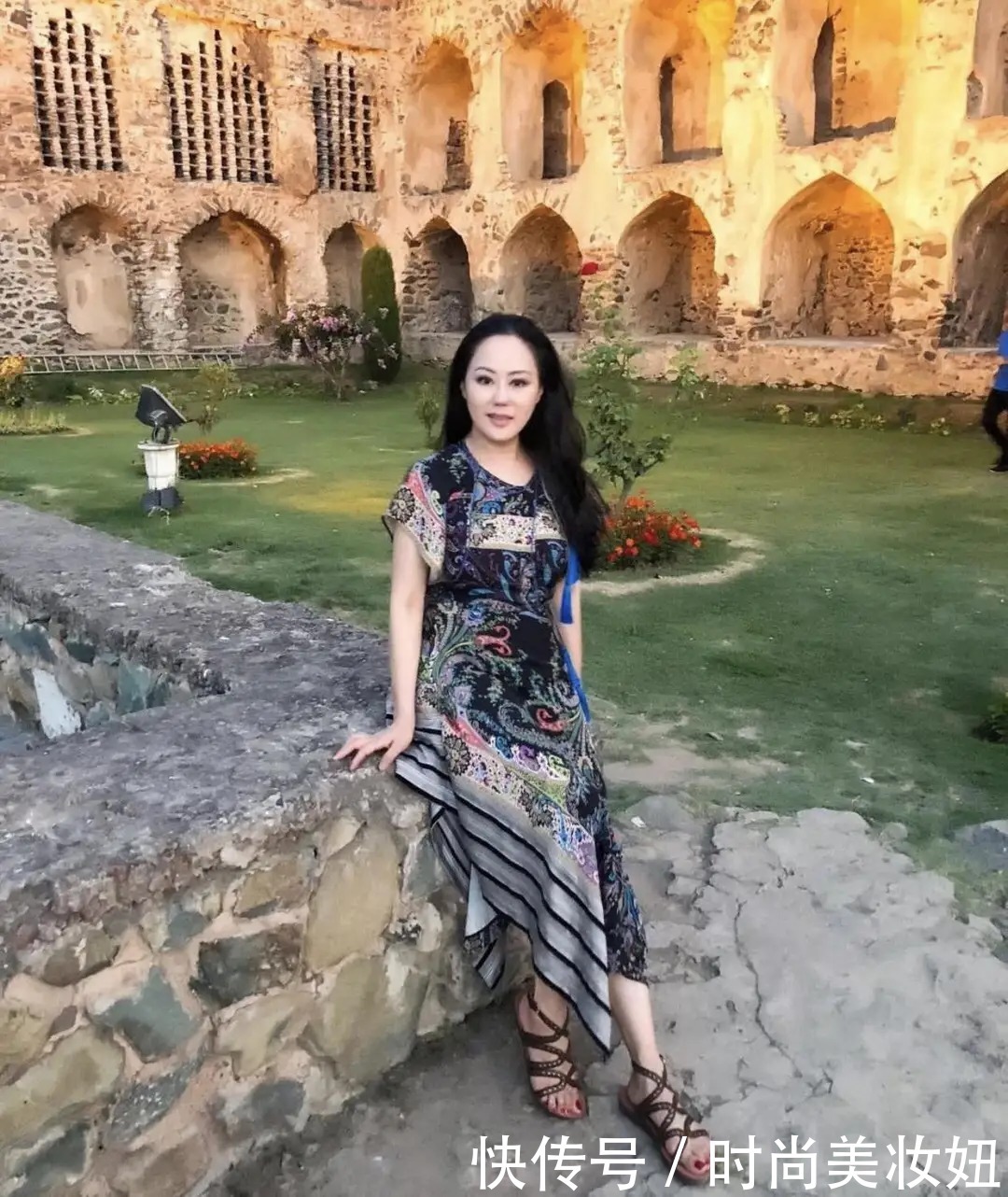 搭配|章小蕙越发有气质,穿吊带连衣裙圆润而不胖,天生的“贵妇范”