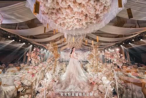 浪漫而又温馨的香槟金色+粉色系婚礼，你喜欢这种色系的搭配吗？