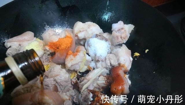 拌饭|这蒸菜我家一周做3次，食材炒下蒸一蒸软嫩鲜香，汤汁拌饭真得劲