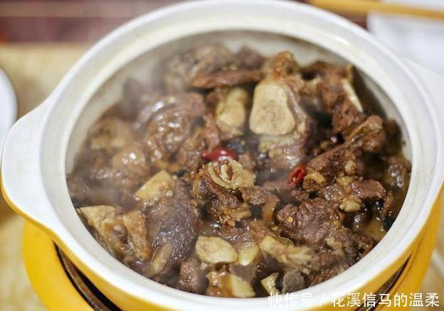 2021年的家庭聚会第一餐,有荤有素搭配均衡,一家人吃得开心满足