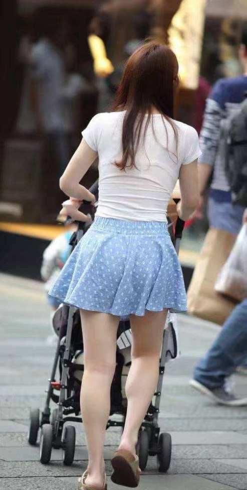 小姨|“最豪横小姨”火了，左手牵狗右手提溜熊外甥，网友：应聘小姨夫