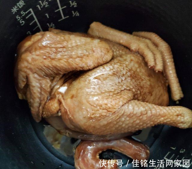 酱油鸡,酱香味浓,肉质很嫩滑!