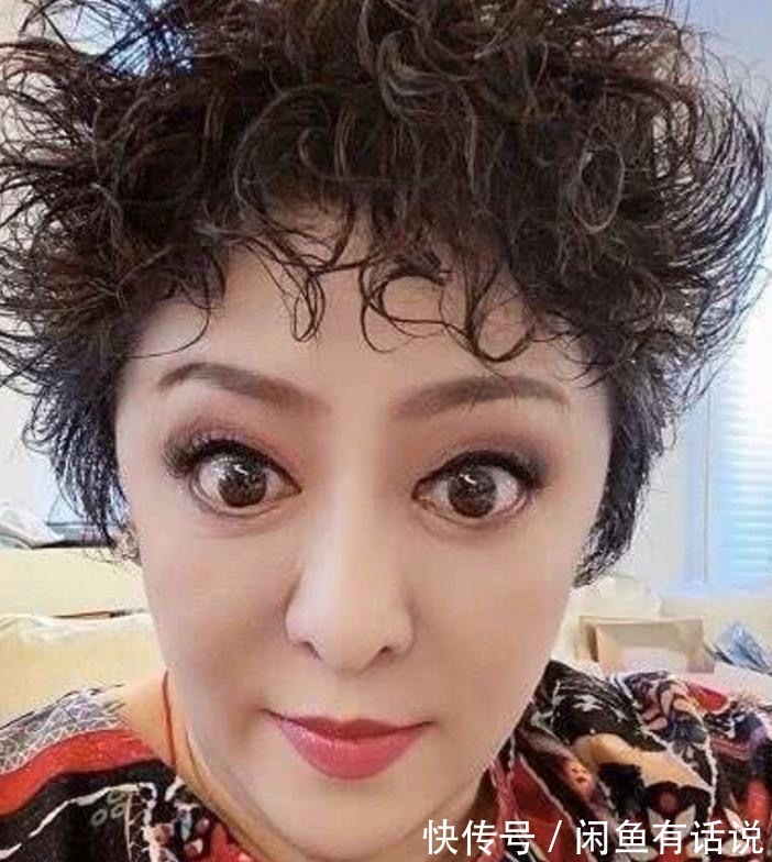 泡面卷|向太越来越时髦,穿那么花的裙子还烫“泡面卷”,不土反而挺洋气