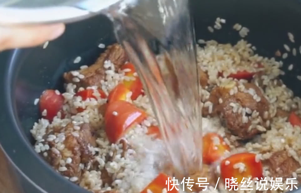 葱段|排骨不要炖土豆了，媳妇给里面倒了一碗面粉，老公不够吃了