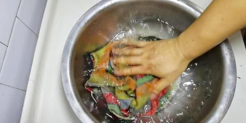 抹布|夏天厨房抹布不洗等于吃病菌，教你清洗小妙招，洗得干净又省劲