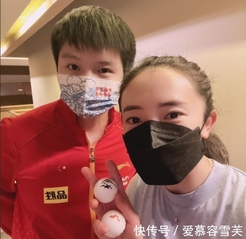 许昕|田志希晒樊振东签名球衣,披身上炫耀,还问与东哥的混双能否实现