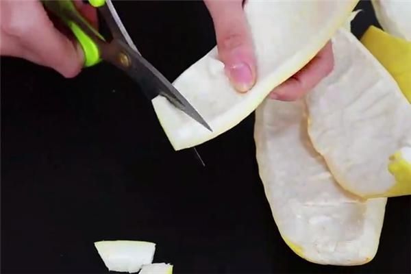 柚子皮我从来都不扔,泡一泡放厨房,还有大妙用,一年省下不少钱