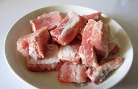 排骨最“忌讳”先焯水,记住这2步,不管怎么吃都鲜嫩无腥味