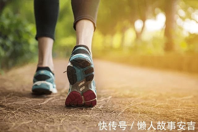 总胆固醇|提醒:5种食品会加速“高血脂”,吃的越少,离脑梗越远