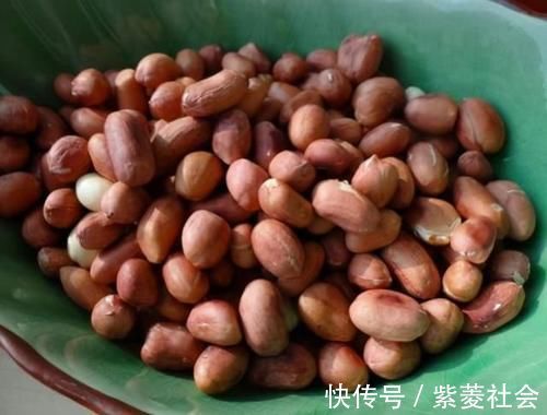 花生米加上一把干淀粉，香甜酥脆味道好，我家一周吃3次，不返潮