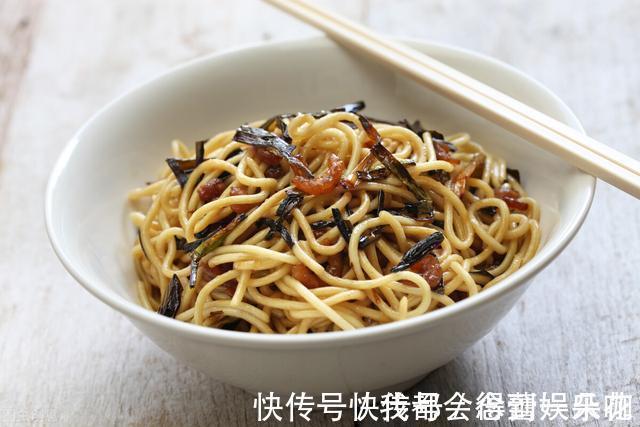 制作葱油拌面，葱油至关重要，牢记3个技巧，拌面劲道爽滑又干香