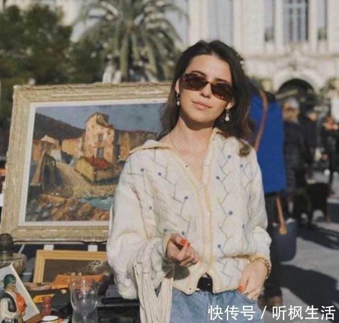 颜色 今年很流行“奶奶衫”，看似显老，穿上却很减龄，百搭不挑人
