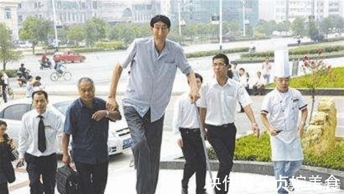 鲍喜顺|中国第一巨人鲍喜顺:不听忠告57岁生下一子,儿子现状如何?