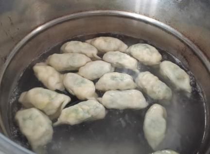 煮饺子，水开下锅是大错！牢记3要点，饺子不开裂不破皮，特好吃