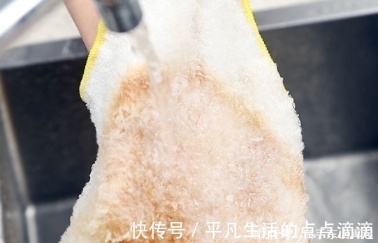 洗洁精|厨房别再用抹布!学会2招,不用洗洁精和水,油渍也能轻松擦干净