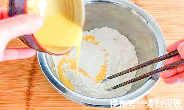 做疙瘩汤时,别再用水和面了!教你新做法,疙瘩爽滑筋道又好吃