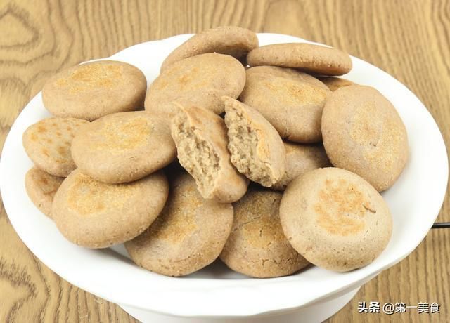 面粉|花生米别再炸了，加一碗面粉变成饼，香酥清脆，营养早餐少不了