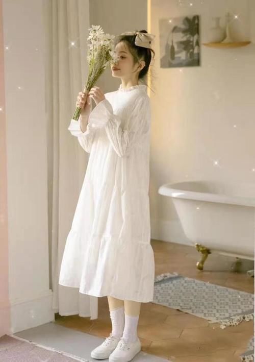 白色的衬衫搭配上百褶裙，搭配出一种学院风的感觉，可甜可盐