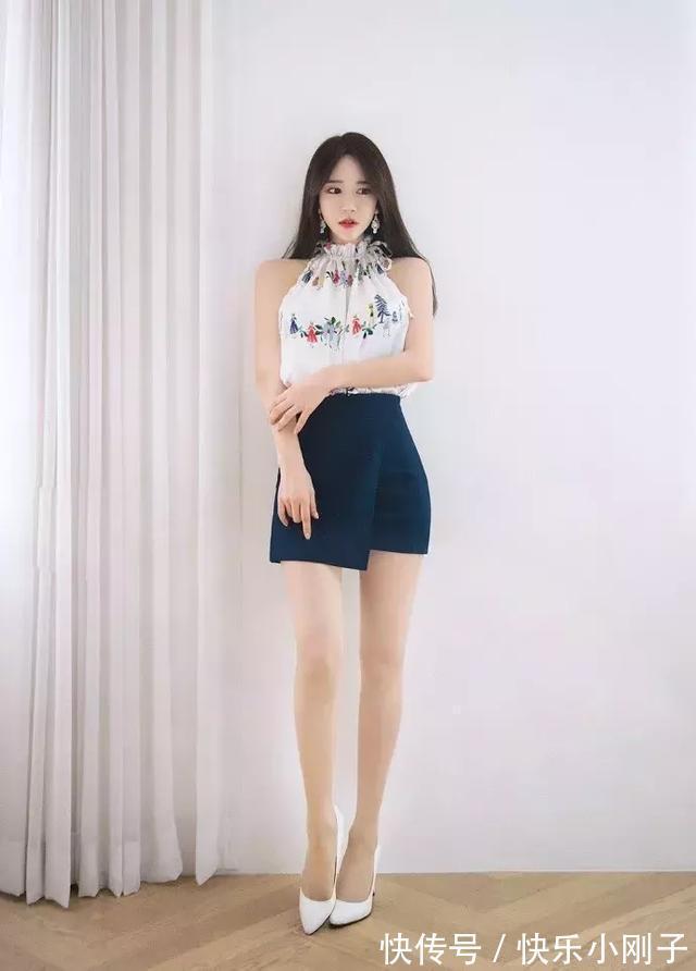 下半身 浅黄色的色调,搭配上紧身的白色短裤,带着一种清新的韵味