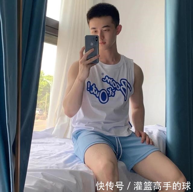 小哥哥|满脸胶原蛋白的大一小哥哥,一身清凉运动范,无袖T恤更显练家子!