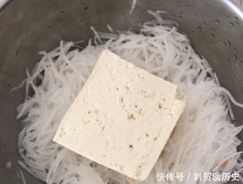 外婆|炸素丸子,只加面粉就错了!多加一样料,丸子焦香酥脆,外焦里嫩