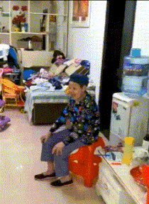 |搞笑GIF：今天是我大喜的日子 但感觉一点都不开心