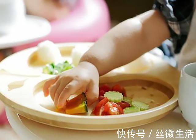 敏感期|妈妈被宝宝戳伤变“独眼龙”,诚心告诫父母:带娃时要保护好自己