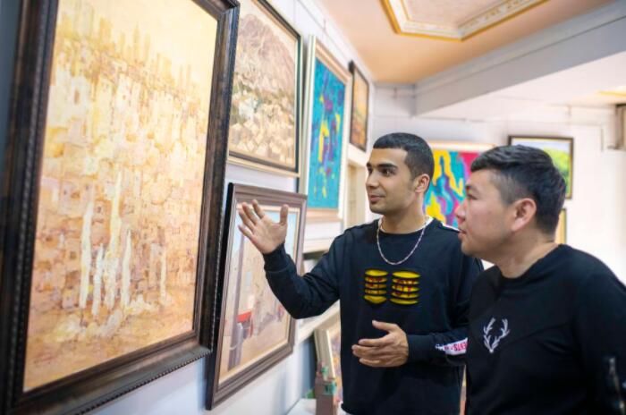 95后画家：“我的家乡是色彩斑斓的新疆喀什”