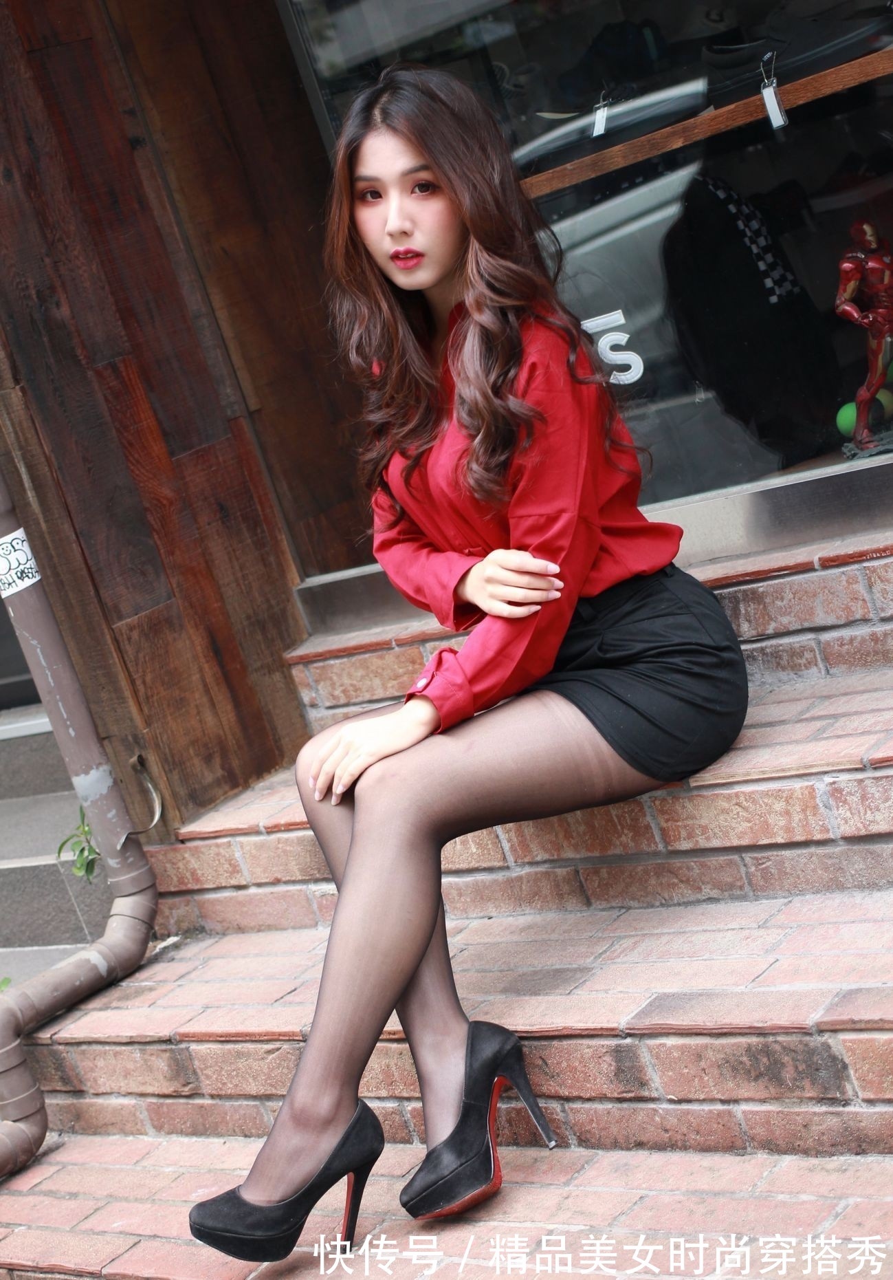 大长腿 红色衬衫搭配黑色包臀裙，优雅又知性，绽放女性魅力