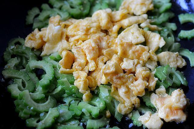 爽口|苦瓜经过这样处理后,苦味不会太重,而且更加清脆爽口了!