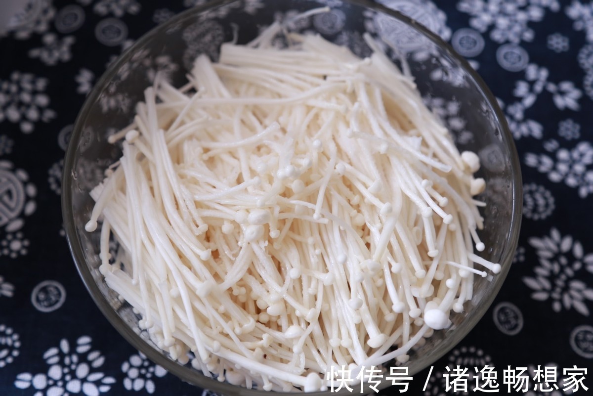 酥脆|金针菇裹上面粉在油锅中炸一炸,酥脆可口,越吃越香