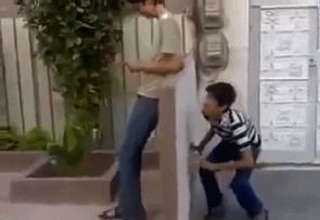 |搞笑GIF:本以为可以瞒天过海 结果还是被发现了