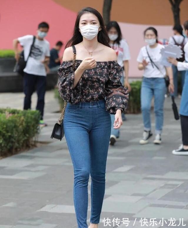 穿着 搭配一字肩上衣的紧身牛仔裤,为您解腻,轻松赚足回头率