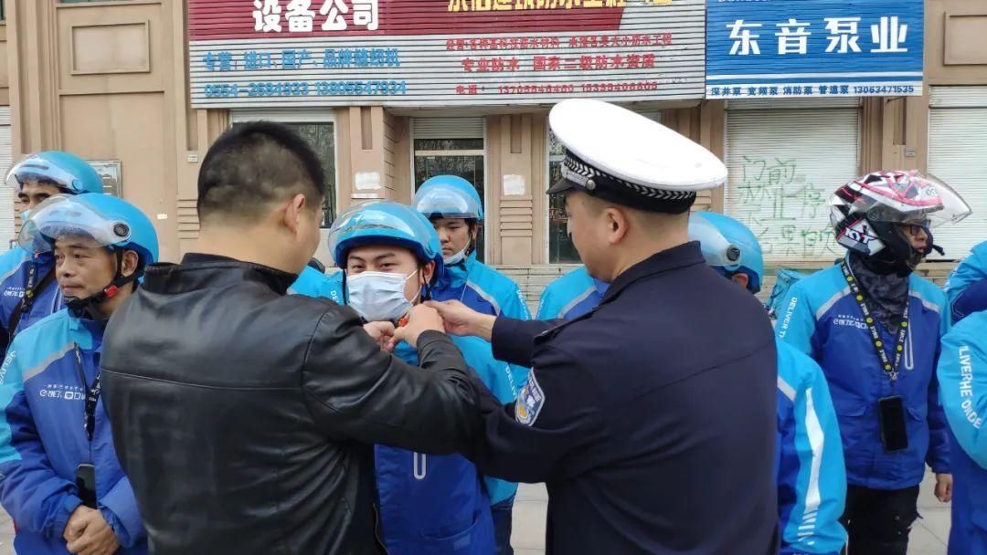 开展“戴头盔 安全行”劝导日活动|警企联动 | 活动