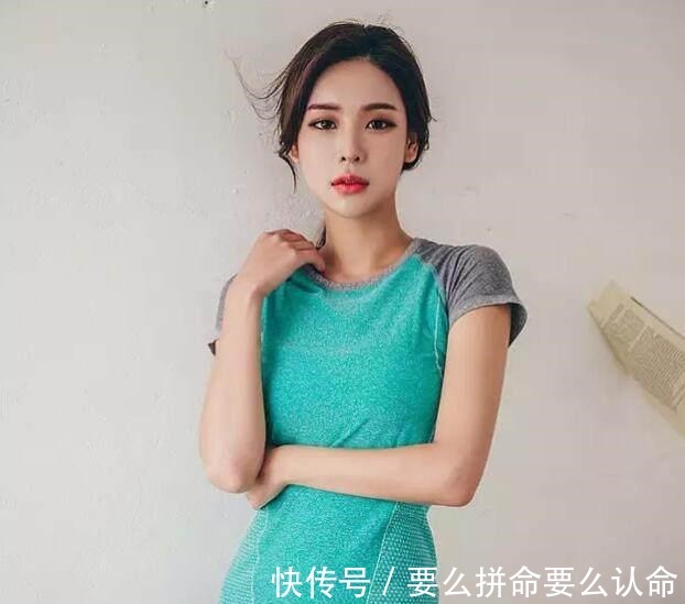 小姐姐|简单装扮的打底裤美女，年轻又漂亮，尽显凹凸身姿！