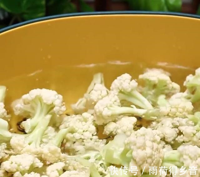 干锅花菜这么做,色泽鲜亮嫩黄,肉汁与花菜相互渗透,香辣又爽口!