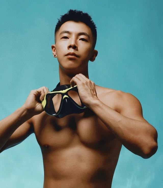 健壮|影棚海底清凉一夏,健壮身材,英俊容颜,带着游泳镜的帅气肌肉男!