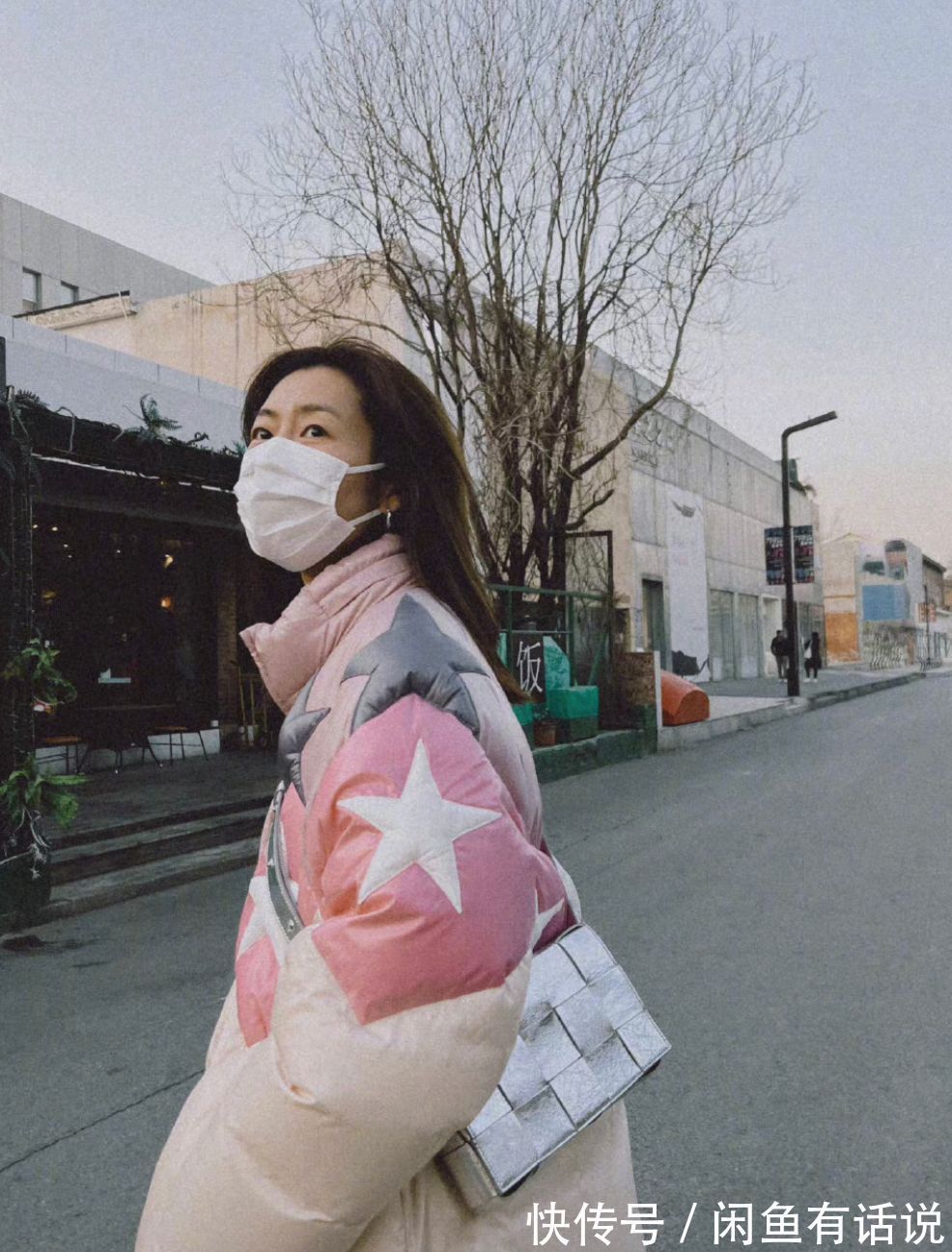 斜挎包|刘雯买菜也不低调,穿近3万羽绒服背1万8包,看着臃肿却不显胖