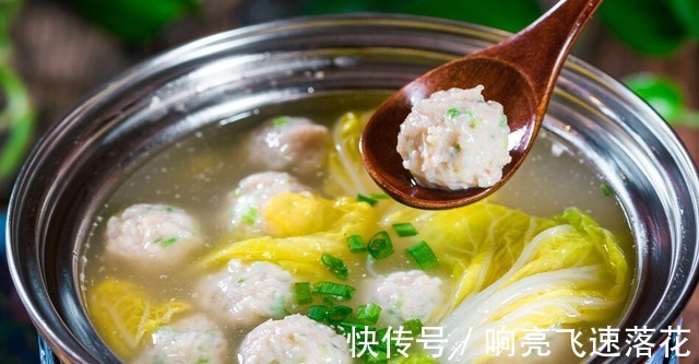 汆丸子好吃有诀窍，饭店大厨分享不外传秘方，汤鲜味美饱满多汁！