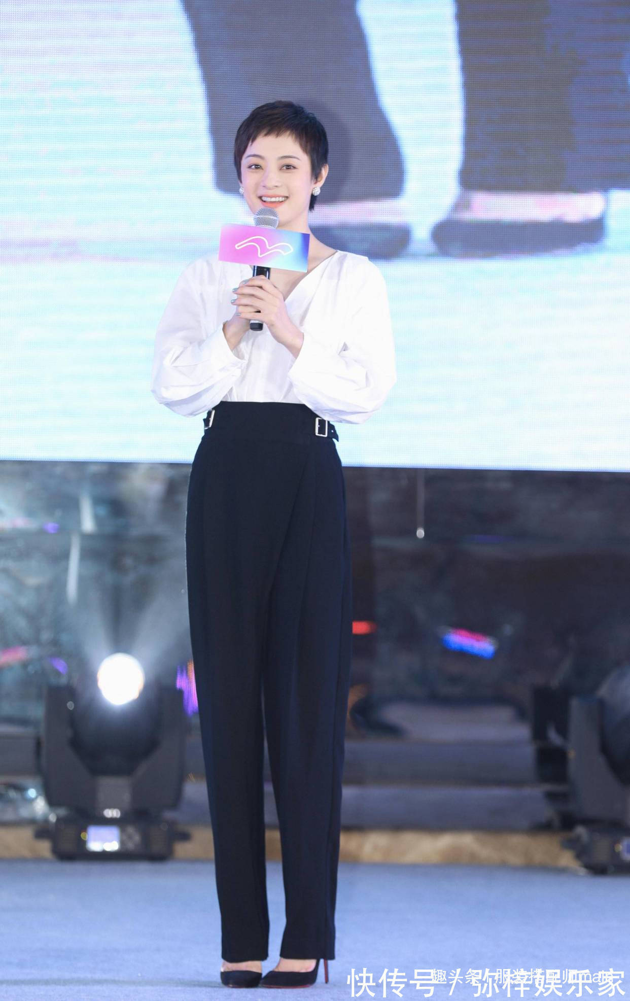 娃娃领 白衬衫+长裤原来还有这么多讲究!不同年龄段搭配出不同的味道