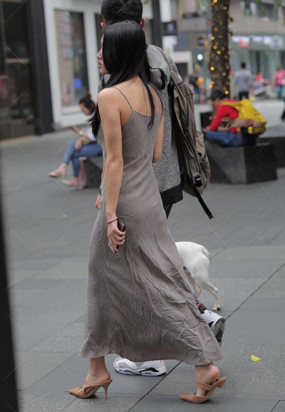 朋友们|美女街拍:非常有气质的气质美女,展现婀娜的身姿,突出身材优势